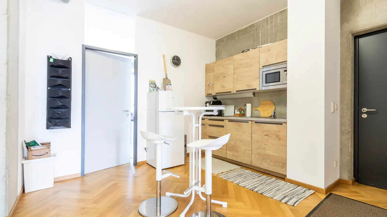 Modernes Büro mit Einbauküche und Balkon - Bild 7