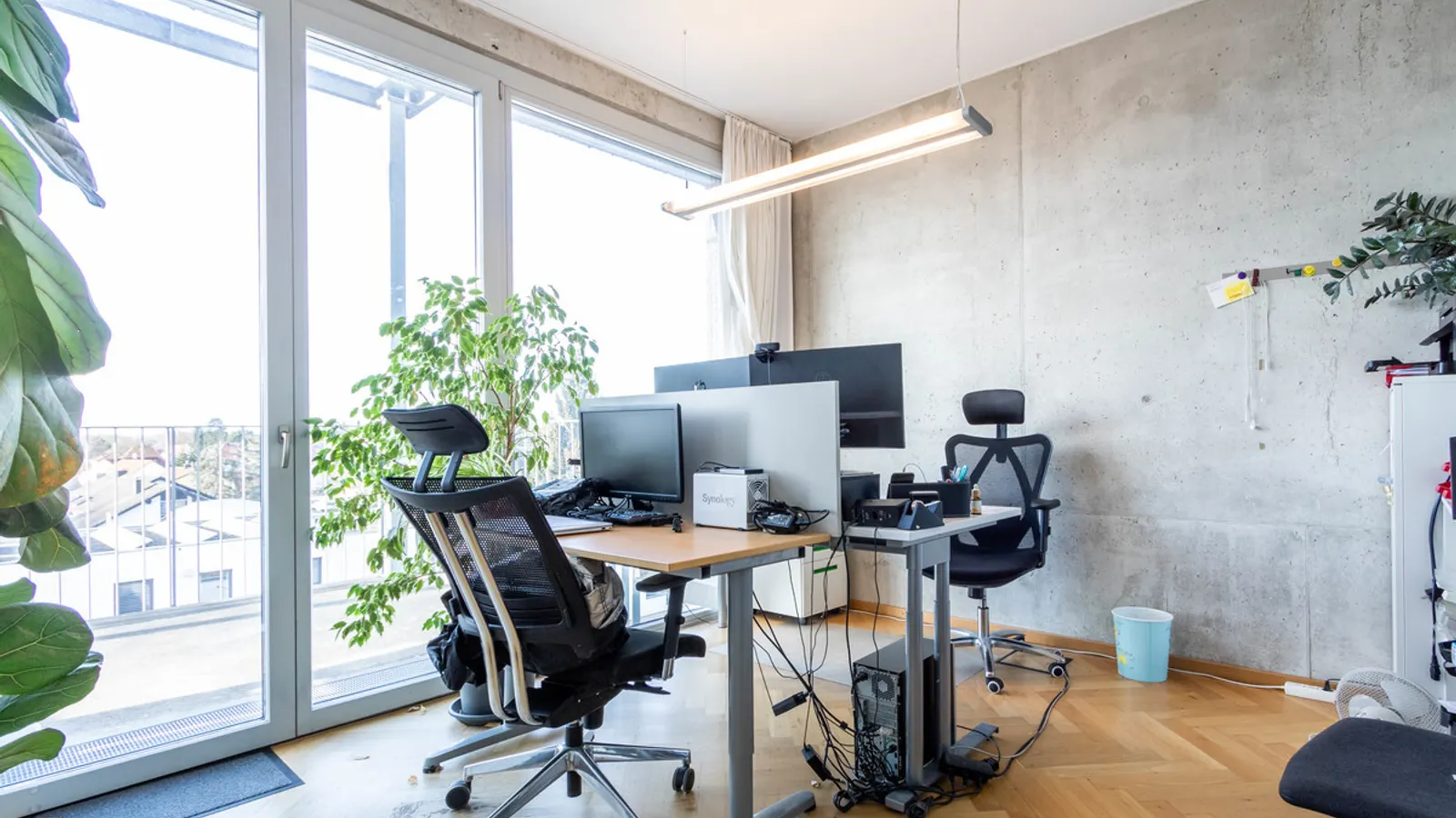 Modernes Büro mit Einbauküche und Balkon - Bild 5