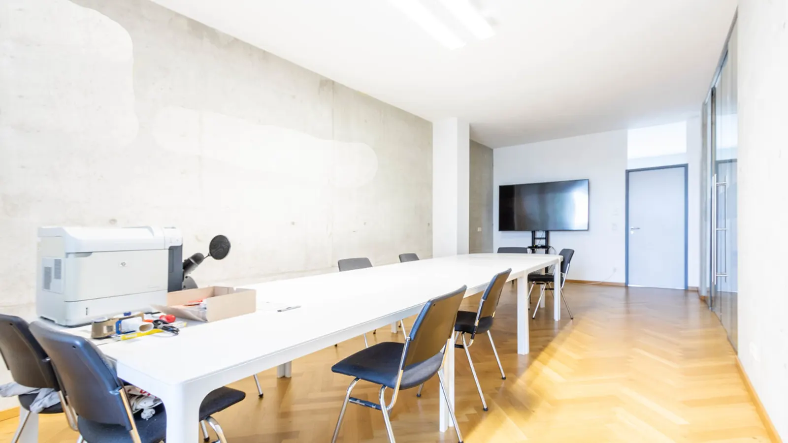 Modernes Büro mit Einbauküche und Balkon - Bild 4