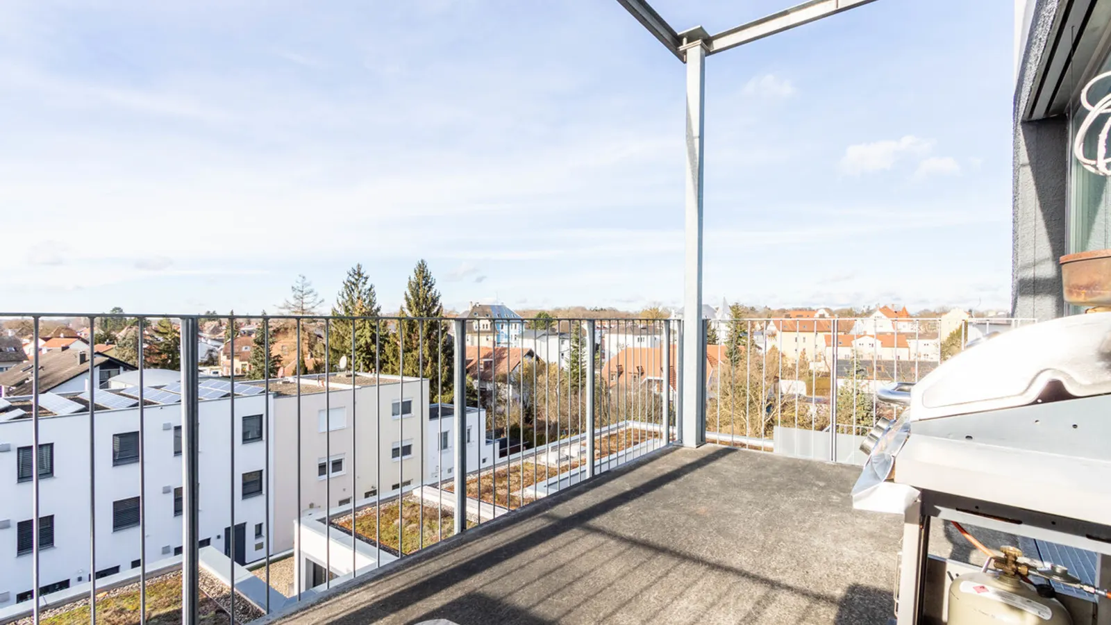 Modernes Büro mit Einbauküche und Balkon - Bild 9
