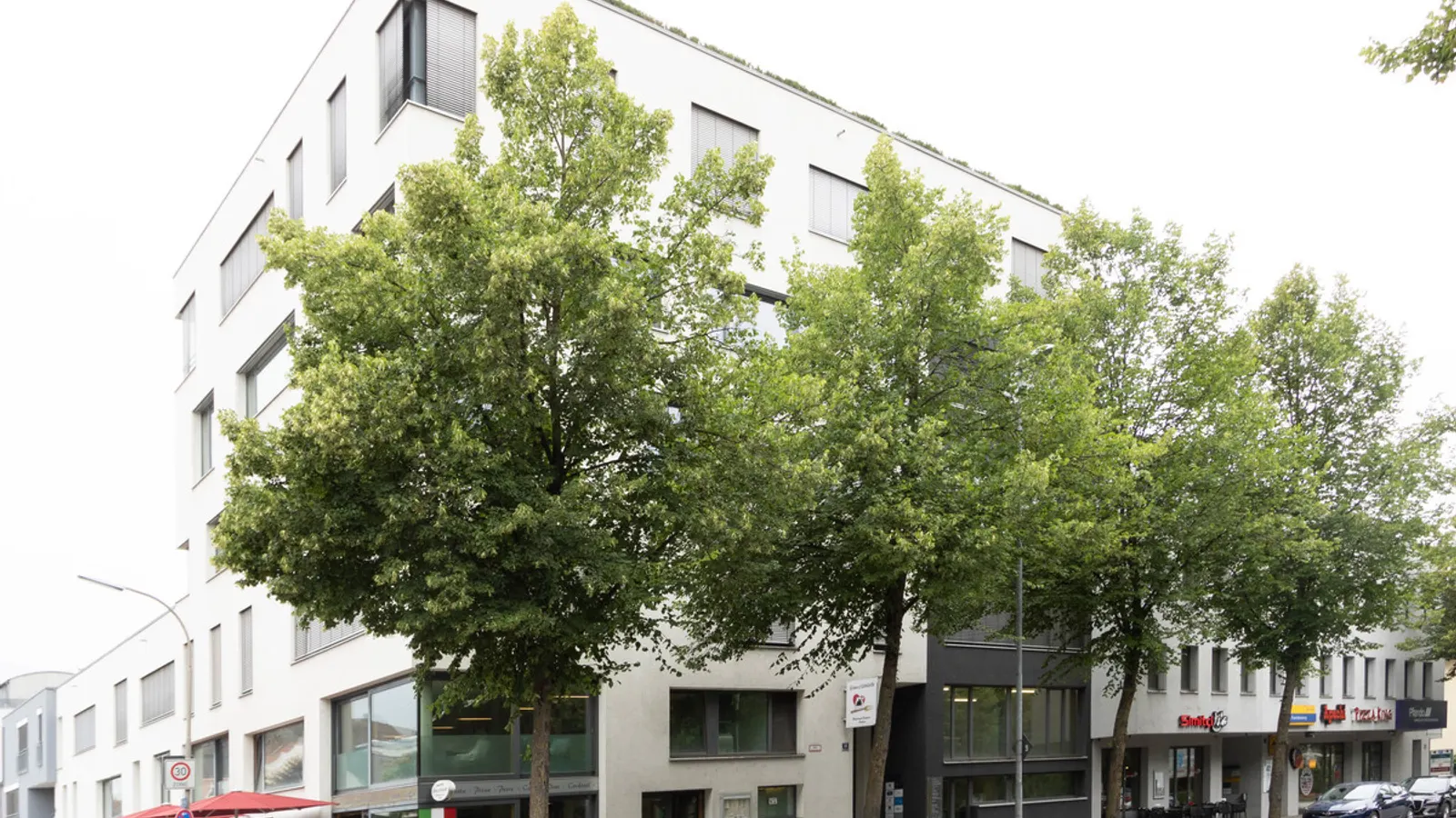 Modernes Büro mit Einbauküche und Balkon - Bild 1