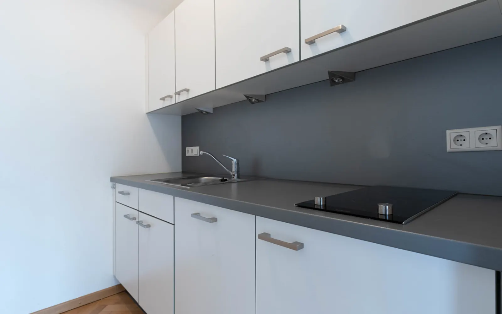 Helle Büroräume mit Einbauküche und Badezimmer - Bild 7