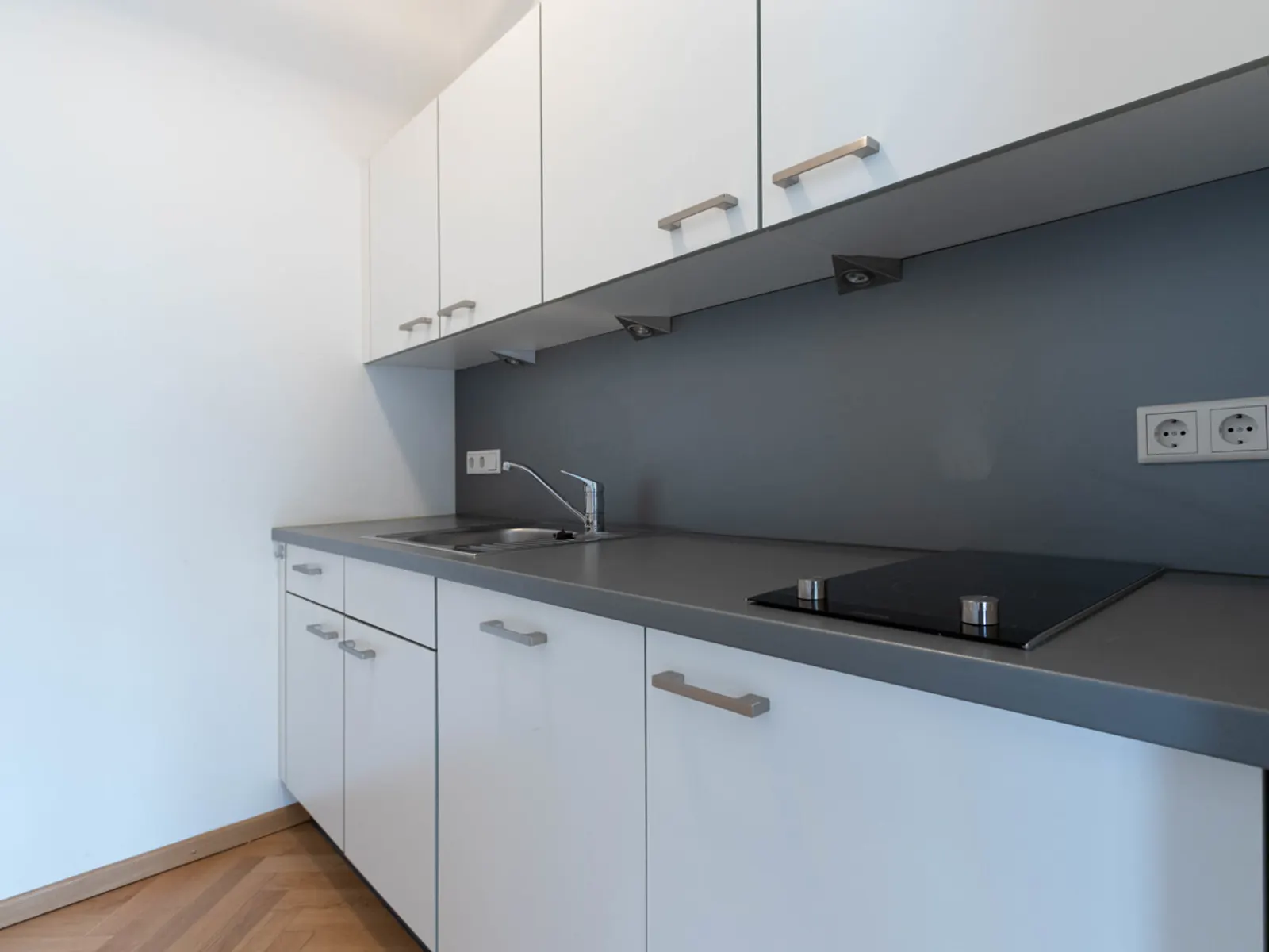 Helle Büroräume mit Einbauküche und Badezimmer - Bild 7