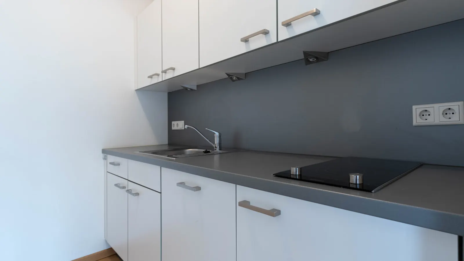 Helle Büroräume mit Einbauküche und Badezimmer - Bild 7