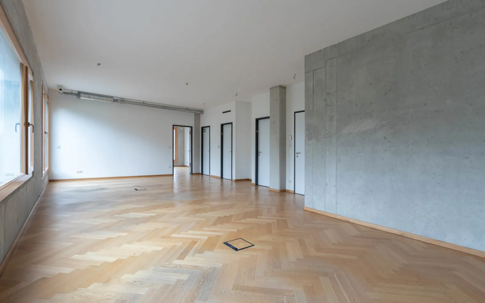 Helle Büroräume mit Einbauküche und Badezimmer - Bild 4