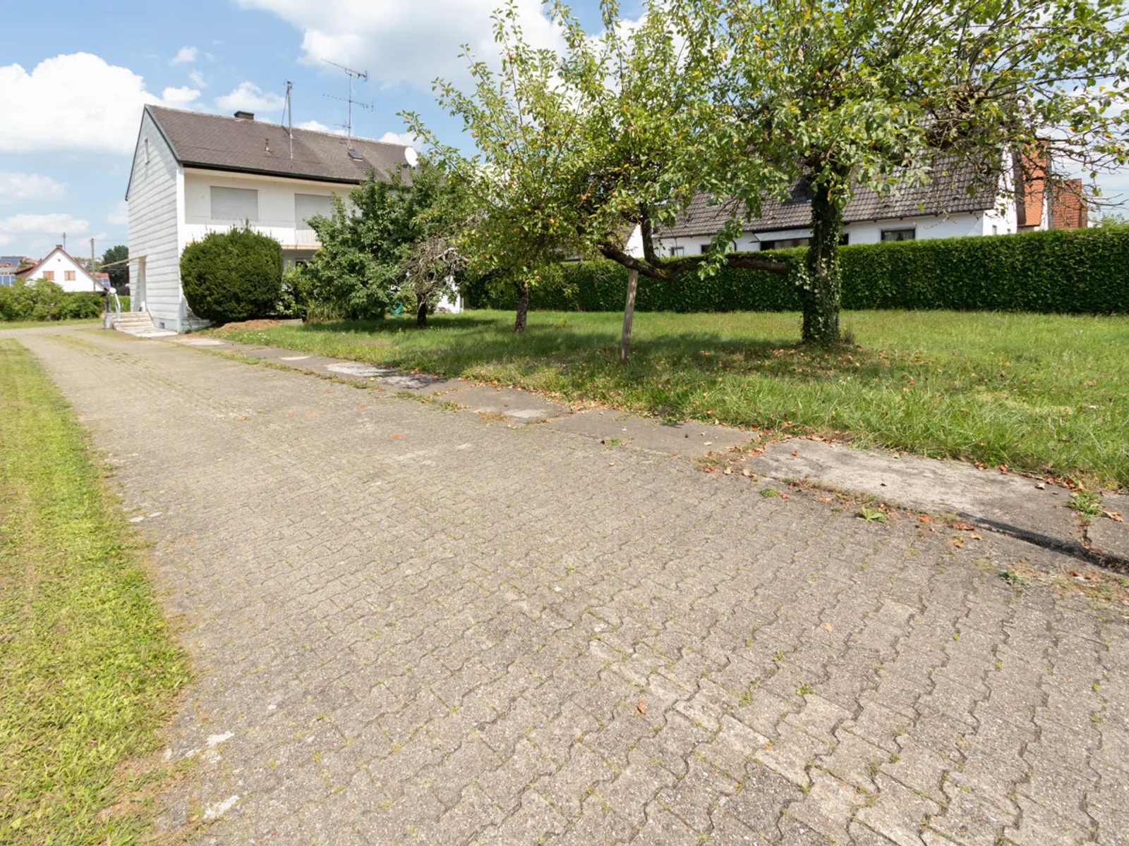Bauplatz für bis zu vier Reihenhäuser - derzeit Grundstück mit Altbestand - Bild 1