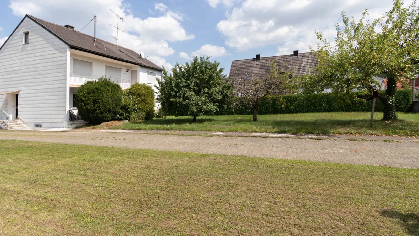 Bauplatz für bis zu vier Reihenhäuser - derzeit Grundstück mit Altbestand - Bild 2