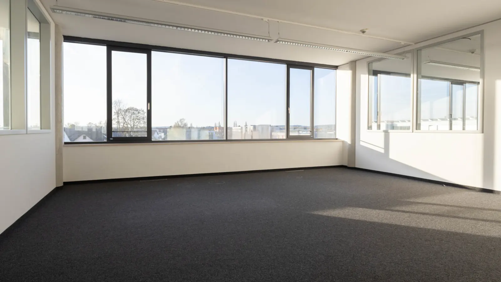 Große Bürofläche in modernem Geschäftsgebäude - Bild 14