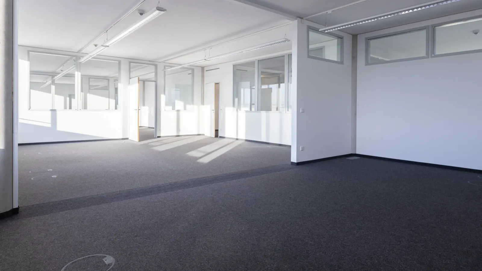 Große Bürofläche in modernem Geschäftsgebäude - Bild 17