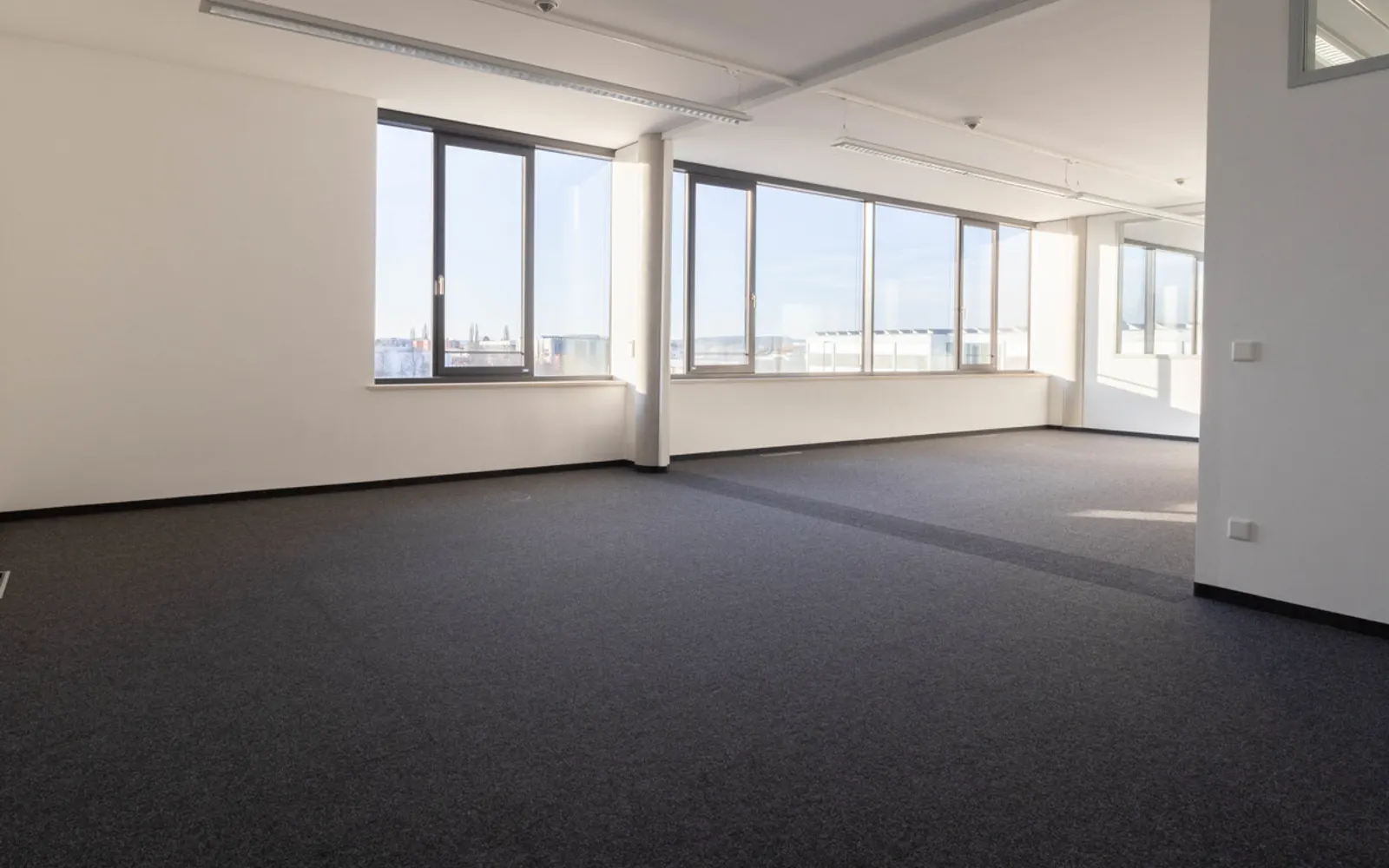 Große Bürofläche in modernem Geschäftsgebäude - Bild 16