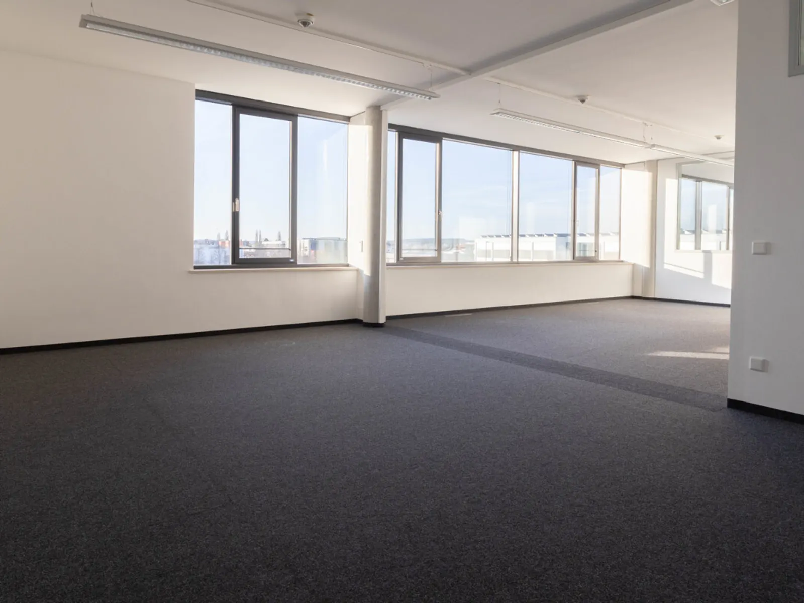 Große Bürofläche in modernem Geschäftsgebäude - Bild 16