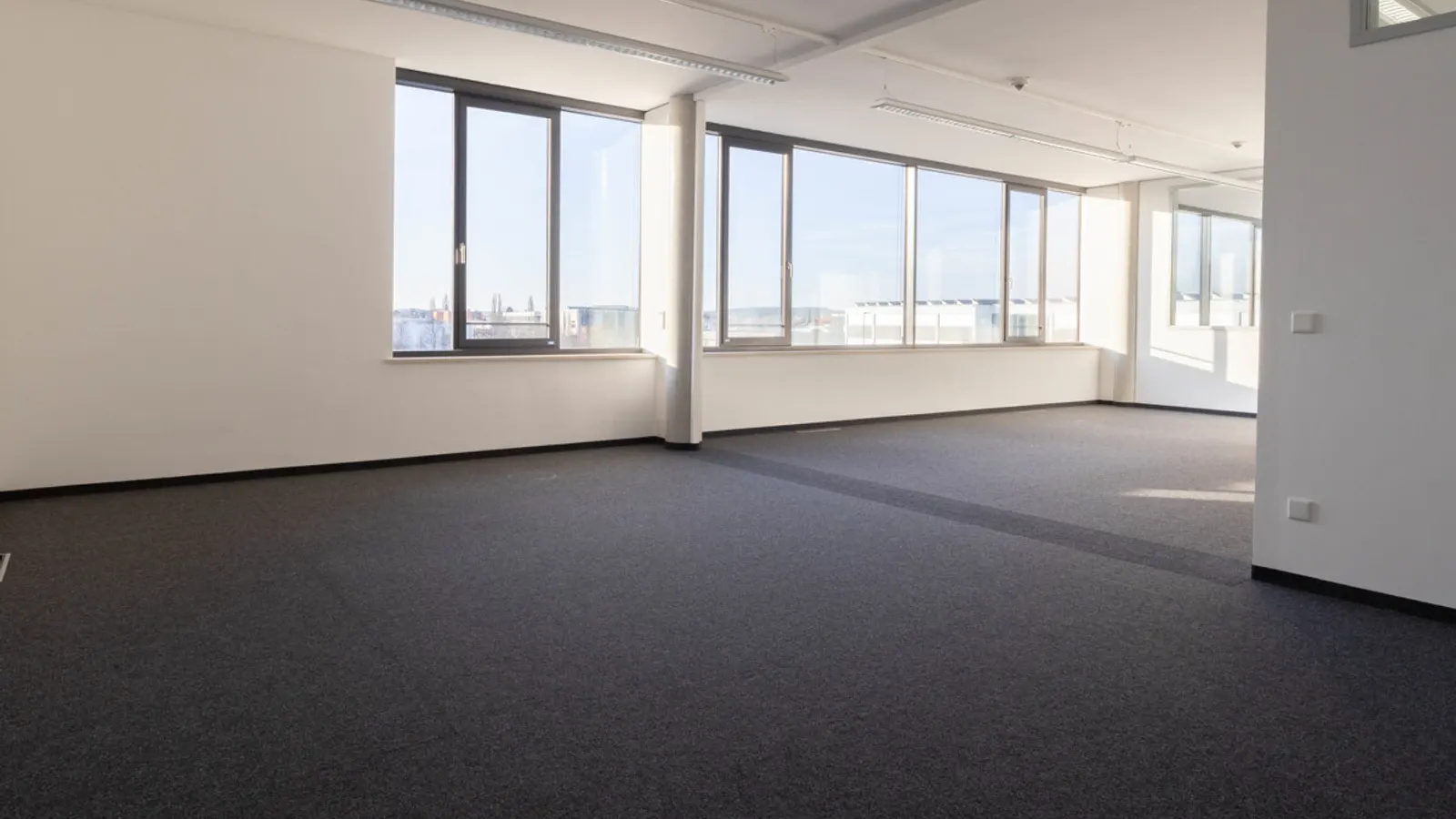 Große Bürofläche in modernem Geschäftsgebäude - Bild 16