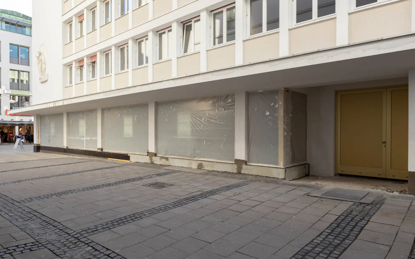 Ladenfläche mit großem Schaufenster in der Fußgängerzone - Bild 2