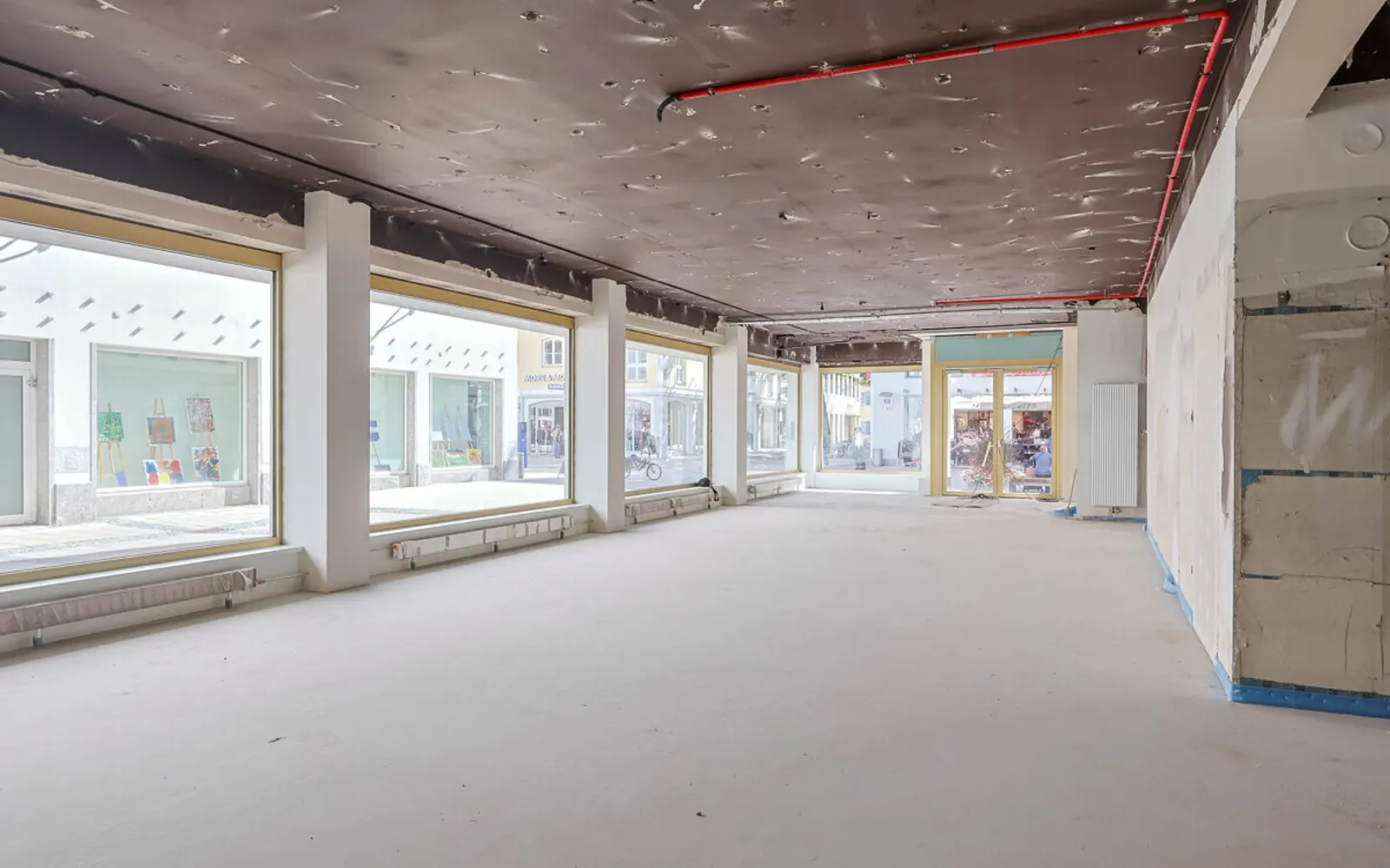Ladenfläche mit großem Schaufenster in der Fußgängerzone - Bild 3