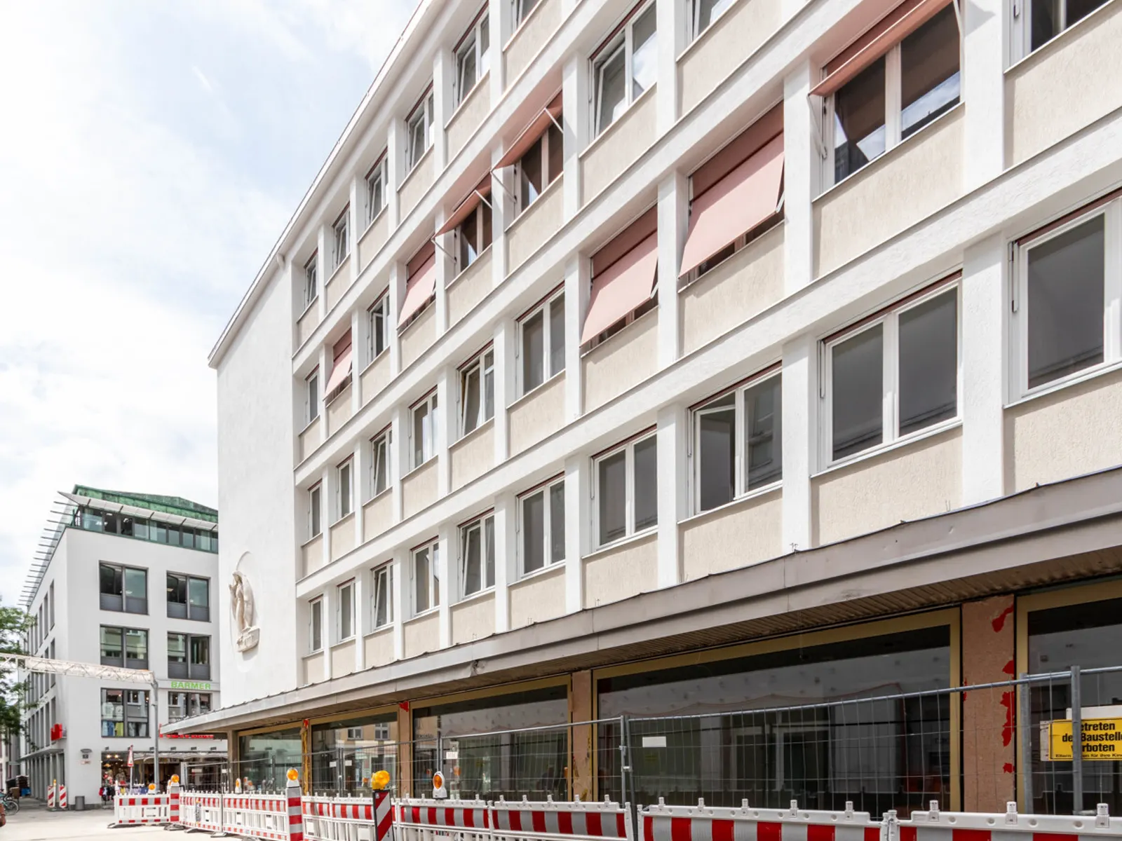 Ladenfläche mit großem Schaufenster in der Fußgängerzone - Bild 3