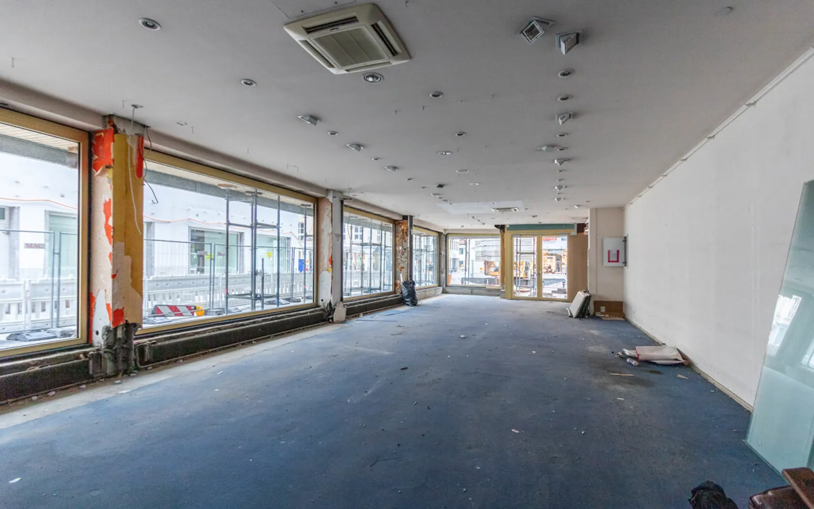 Ladenfläche mit großem Schaufenster in der Fußgängerzone - Bild 4