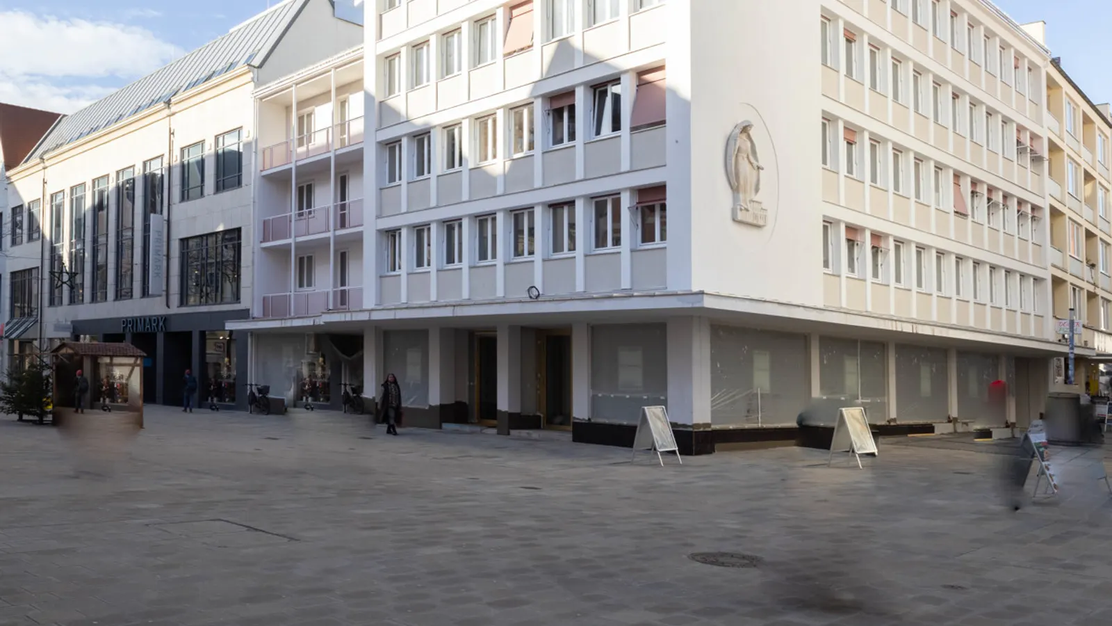 Ladenfläche mit großem Schaufenster in der Fußgängerzone - Bild 1