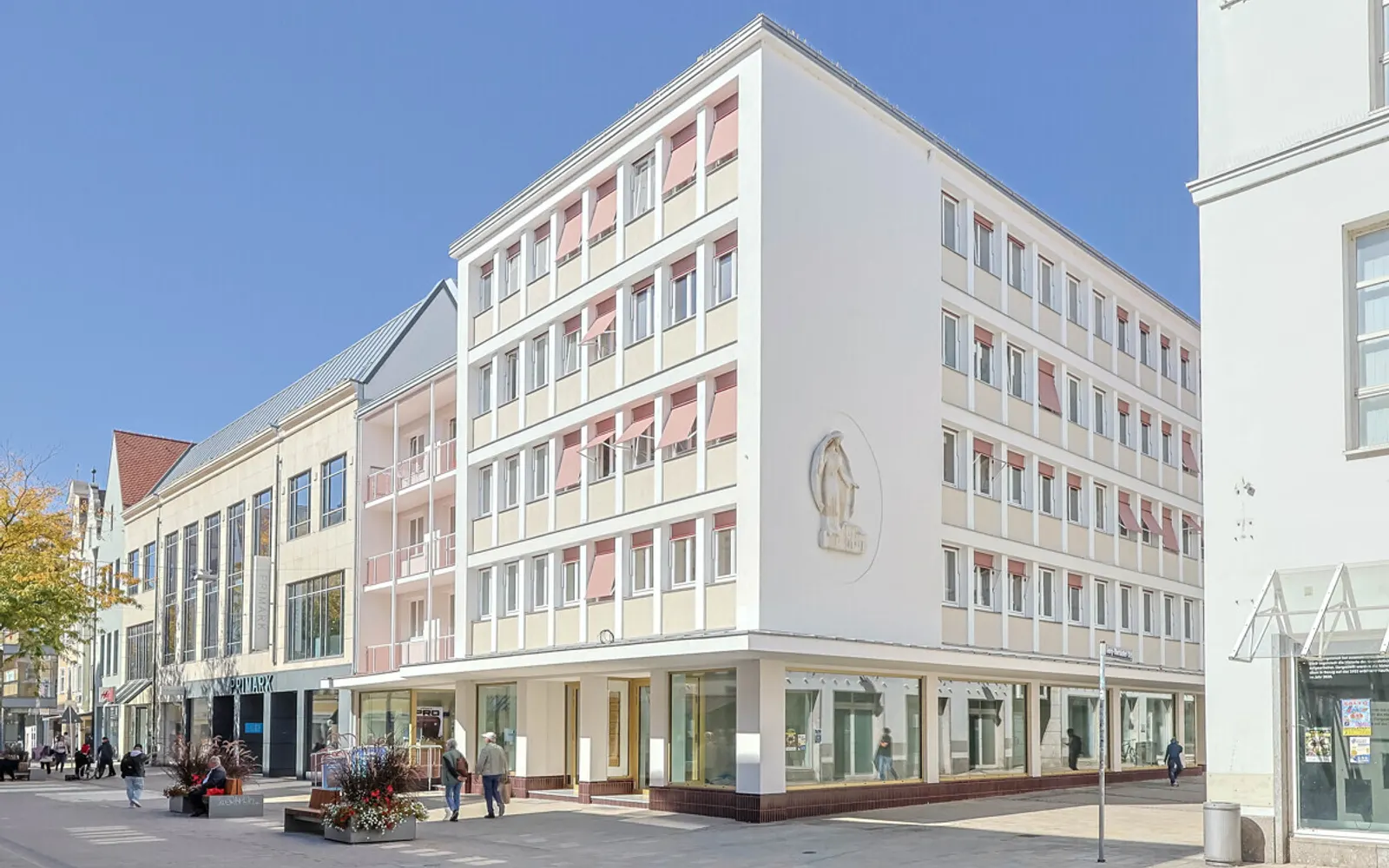 Ladenfläche mit großem Schaufenster in der Fußgängerzone - Bild 1