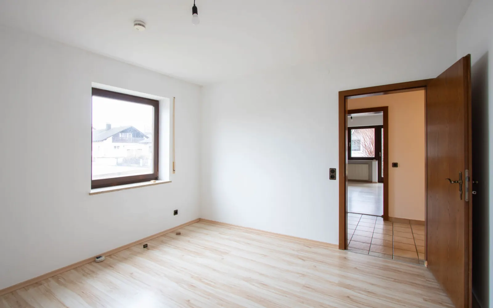 Viel Platz für Ihre Wohnideen: Großzügiges Zweifamilienhaus in Wettstetten - Bild 13