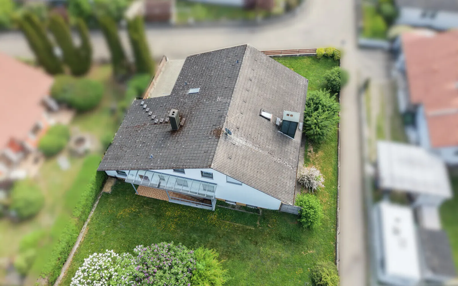 Viel Platz für Ihre Wohnideen: Großzügiges Zweifamilienhaus in Wettstetten - Bild 2