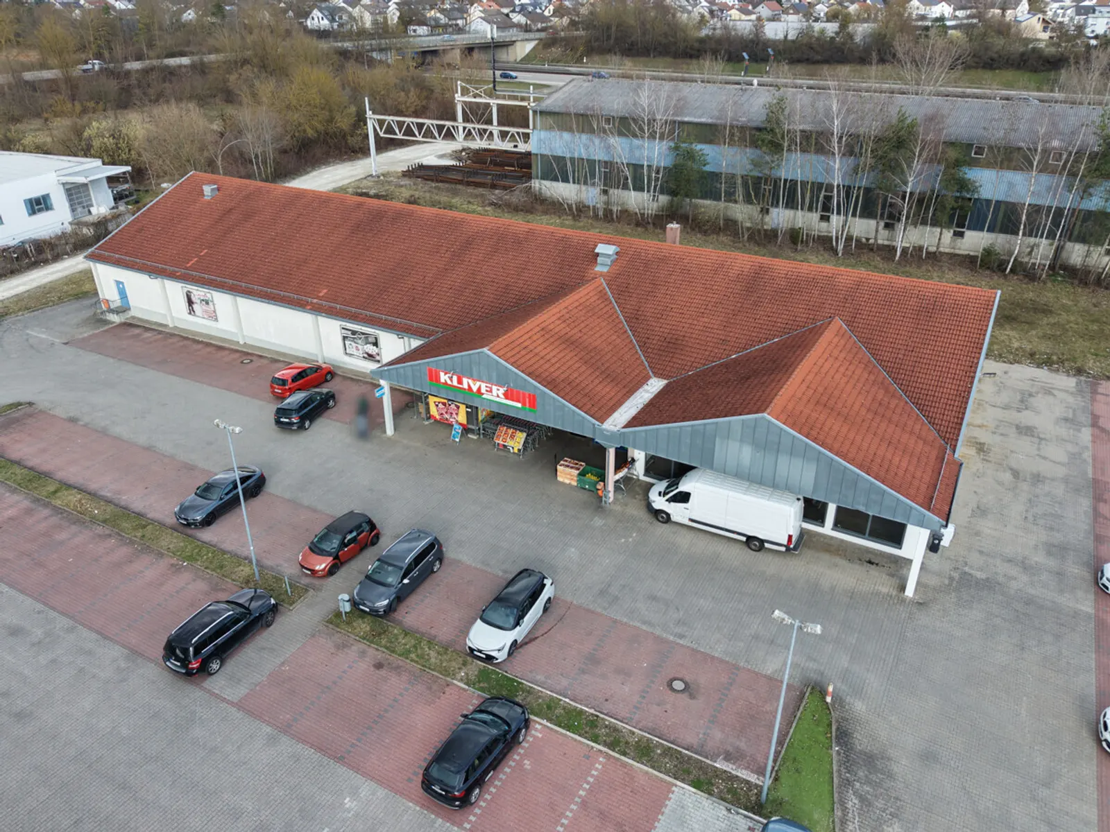 Spannendes Investment: (Teil-)vermietetes Gewerbeobjekt in frequentierter Lage von Manching! - Bild 1