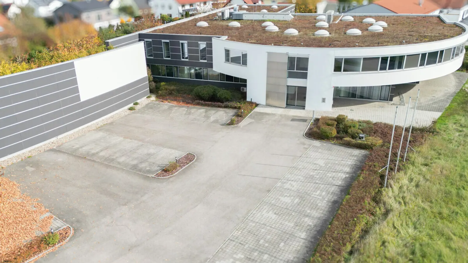 Weitläufige Gewerbefläche - Bürogebäude mit Werkstatt - Bild 2