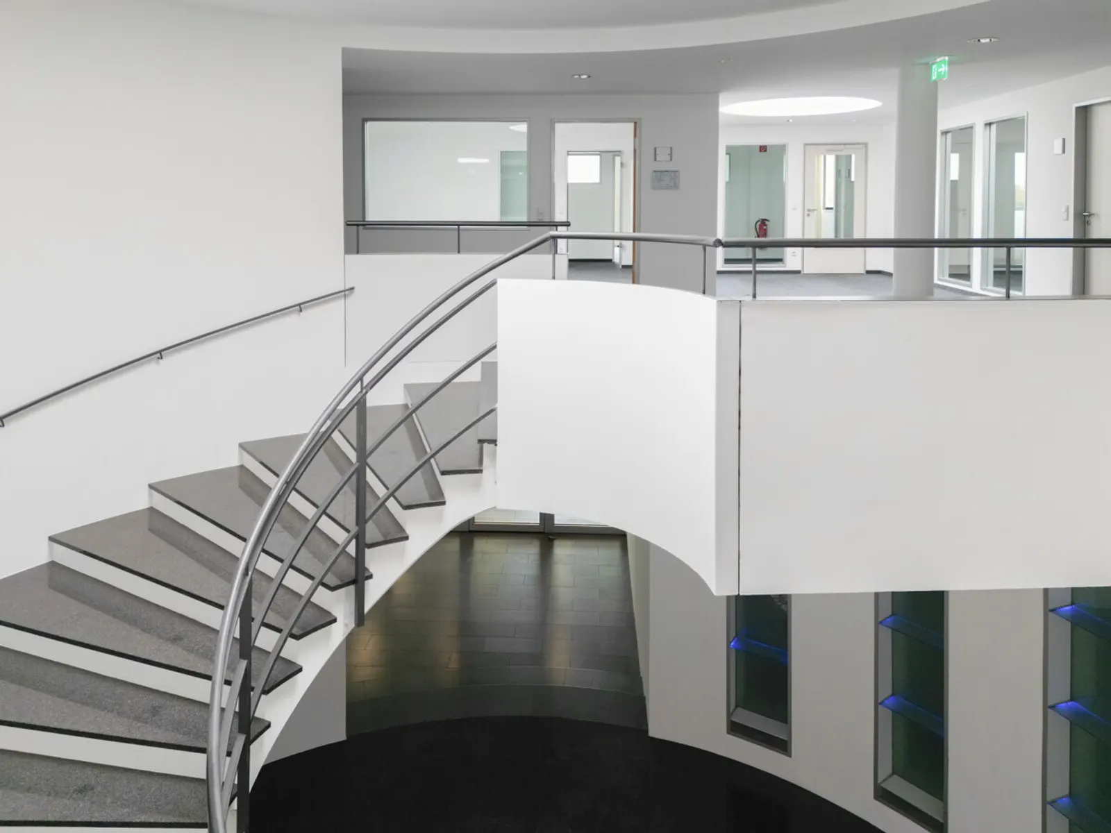 Weitläufige Gewerbefläche - Bürogebäude mit Werkstatt - Bild 17