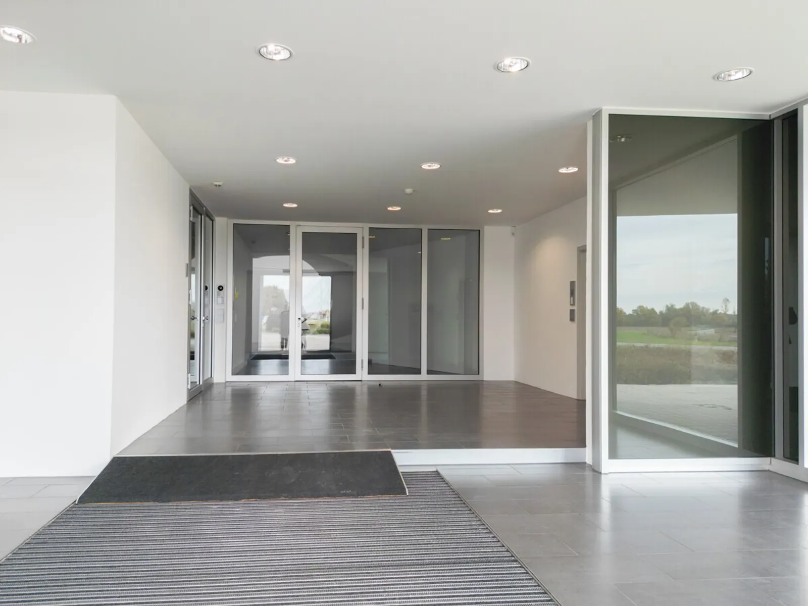 Weitläufige Gewerbefläche - Bürogebäude mit Werkstatt - Bild 6