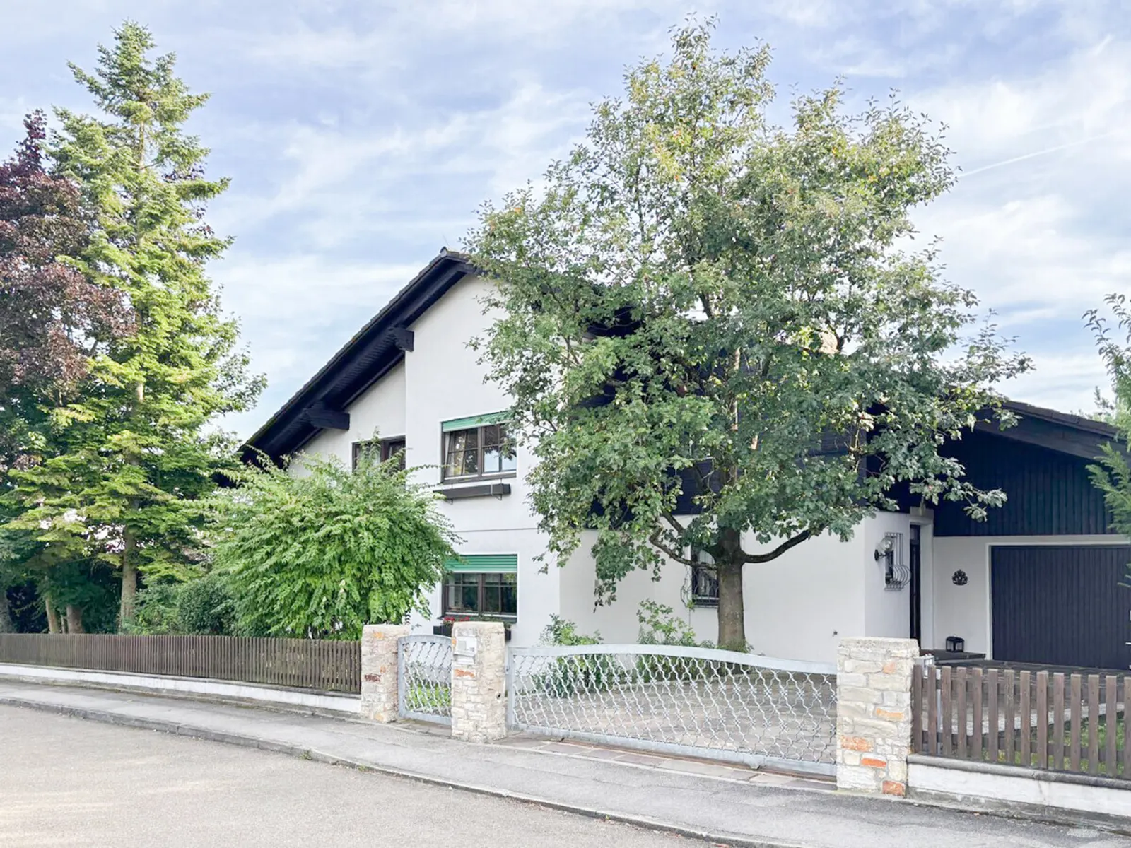 Gepflegtes großzügig angelegtes Einfamilienhaus - Bild 1