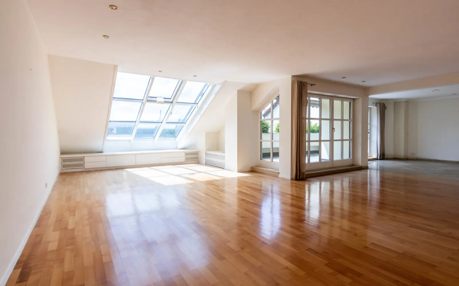 Altes Westviertel: 3-4 Zimmer-Wohnung mit Dachterrasse - Bild 1