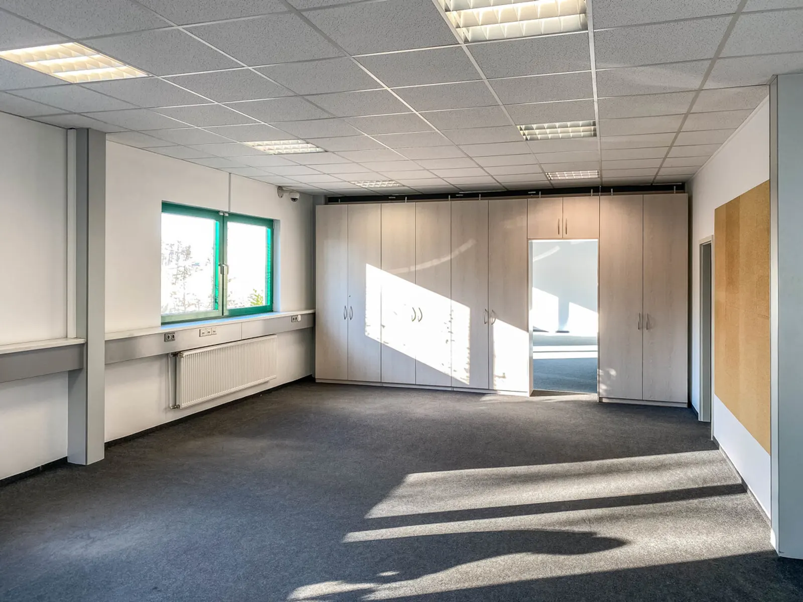 Moderne Bürofläche mit Halle - Bild 10