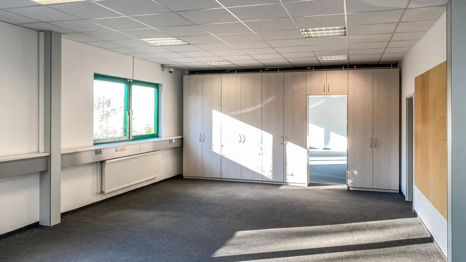 Moderne Bürofläche mit Halle - Bild 10