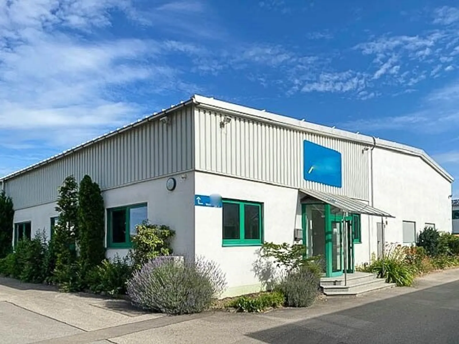 Moderne Bürofläche mit Halle - Bild 2