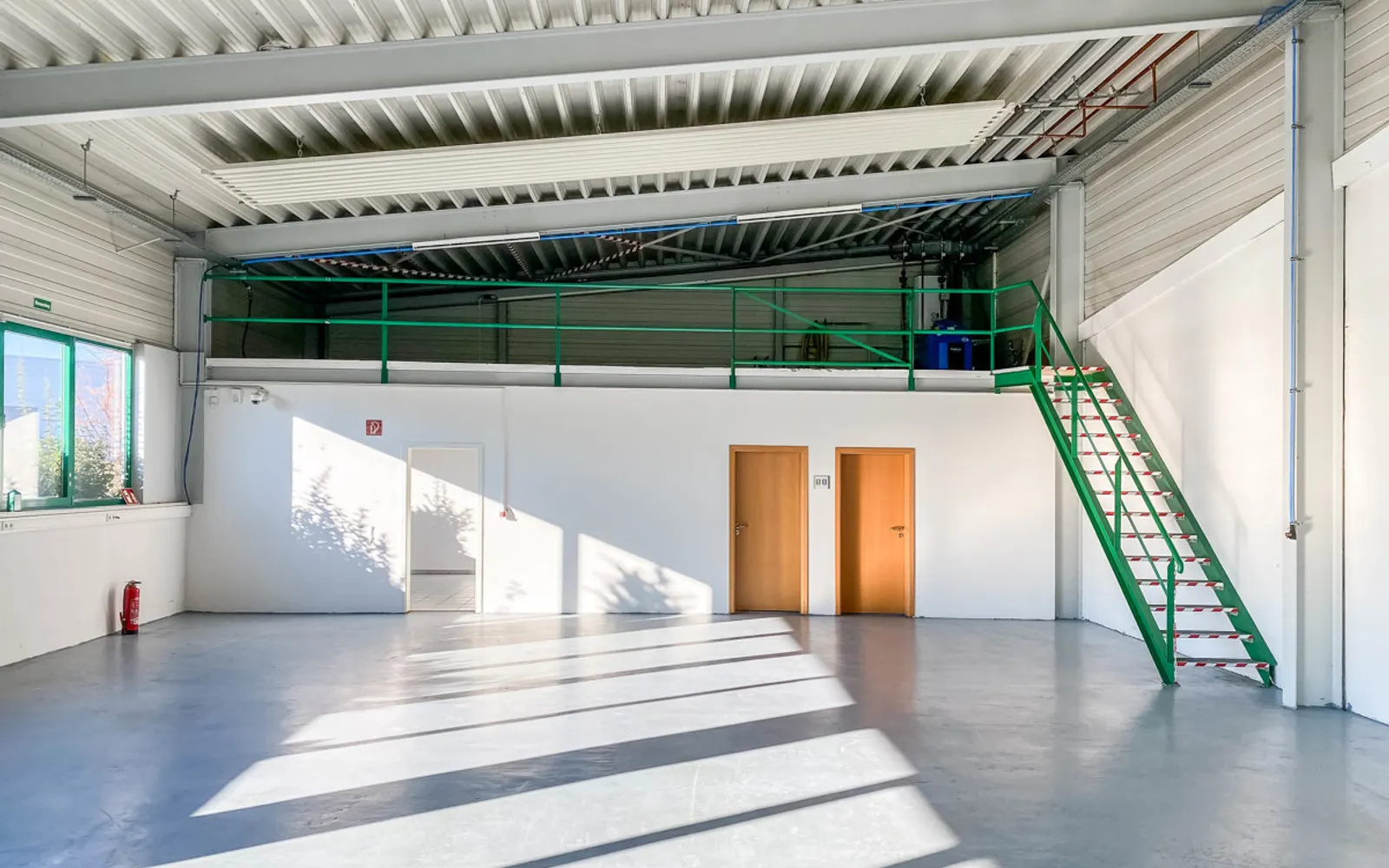 Moderne Bürofläche mit Halle - Bild 3
