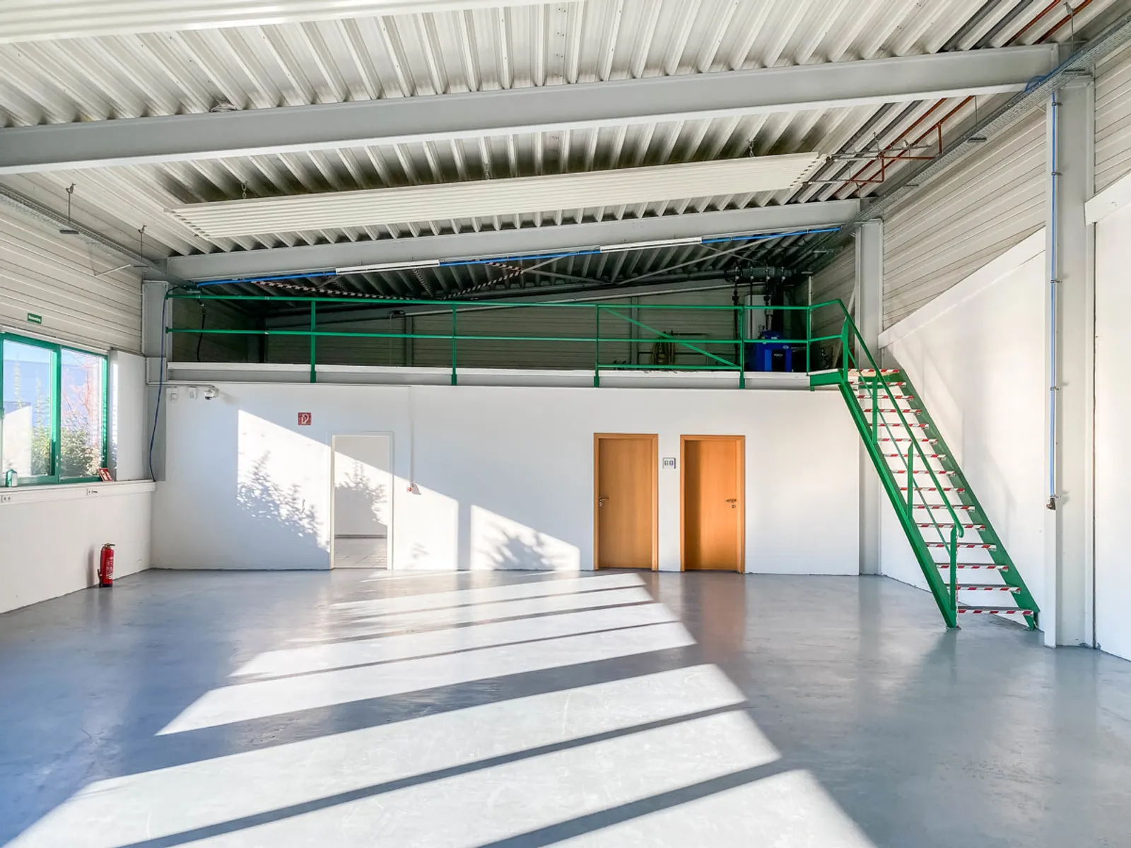 Moderne Bürofläche mit Halle - Bild 3