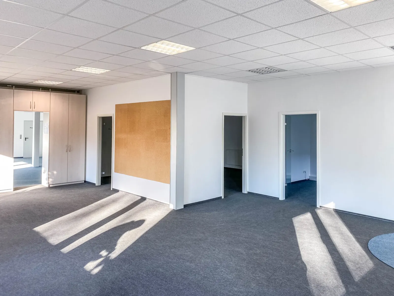 Moderne Bürofläche mit Halle - Bild 11