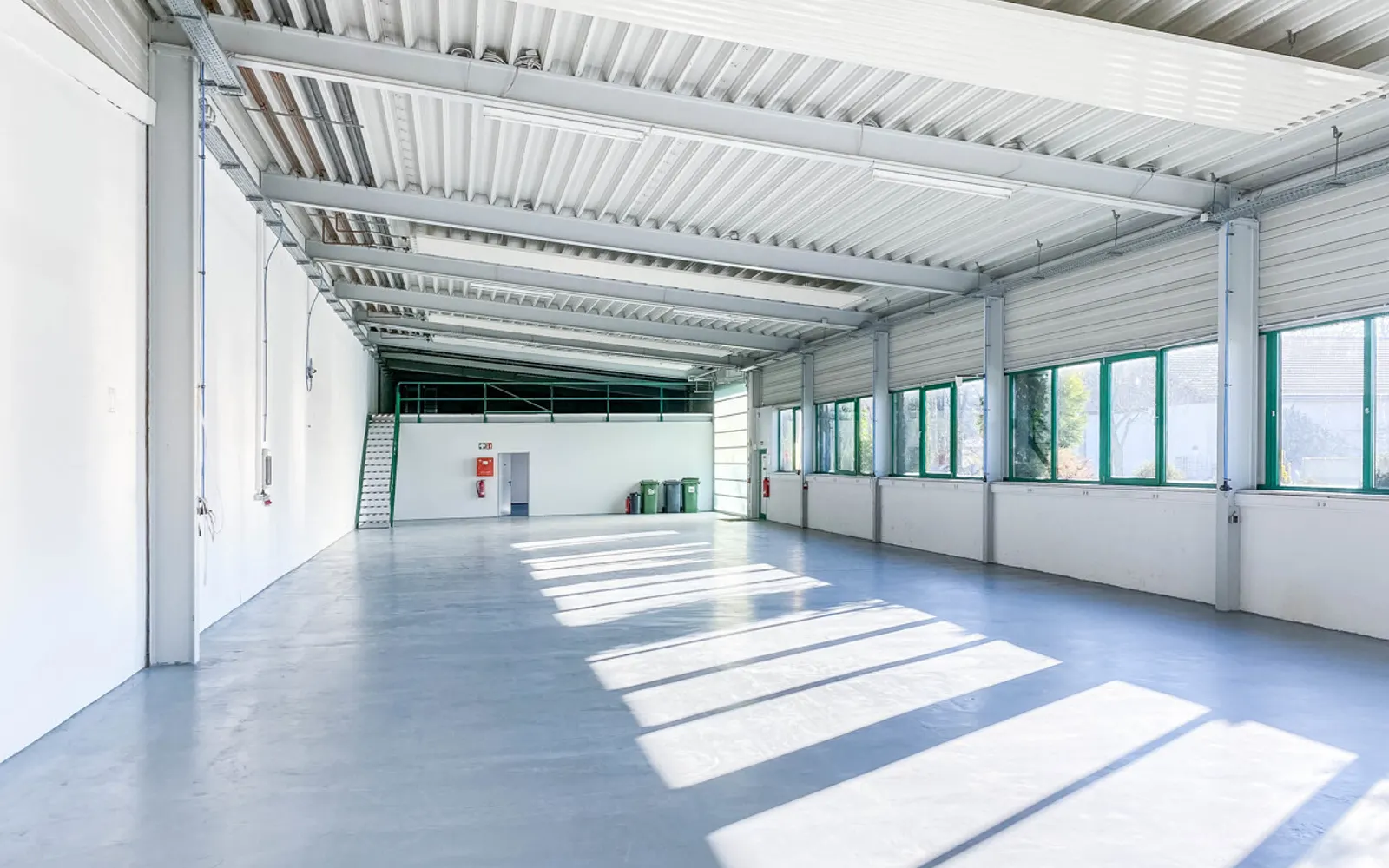 Moderne Bürofläche mit Halle - Bild 1