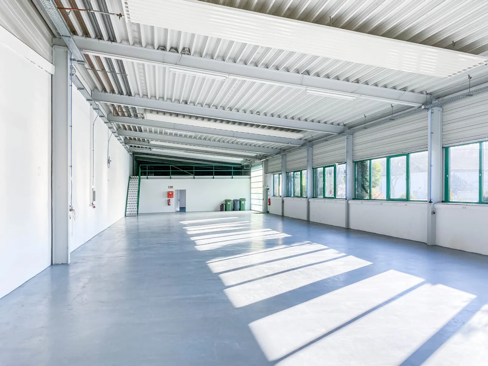 Moderne Bürofläche mit Halle - Bild 1