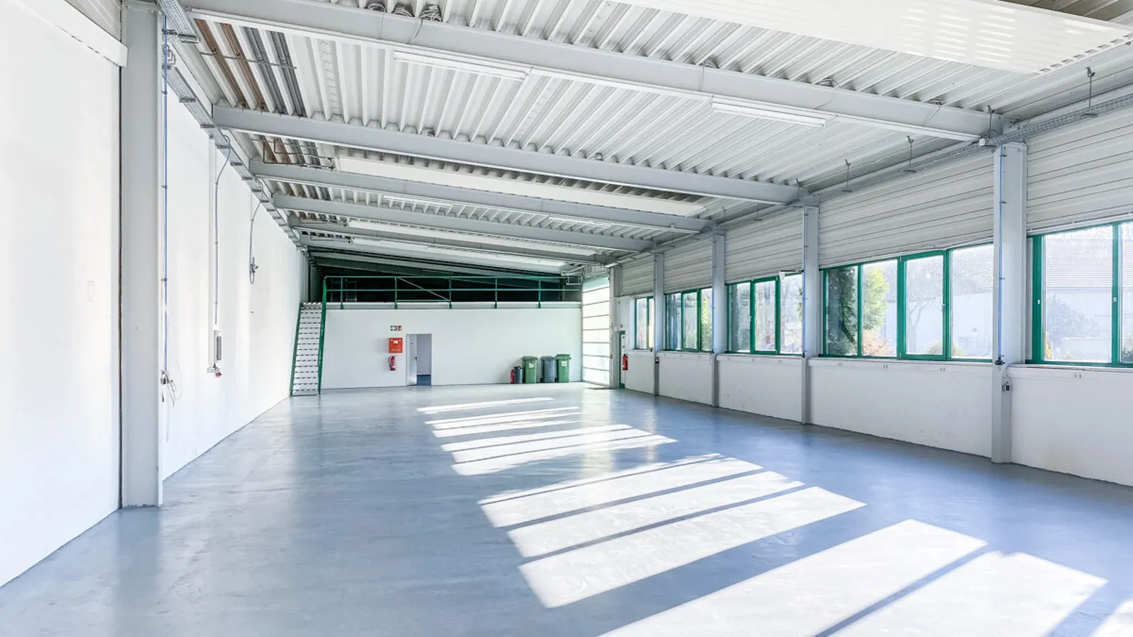 Moderne Bürofläche mit Halle - Bild 2