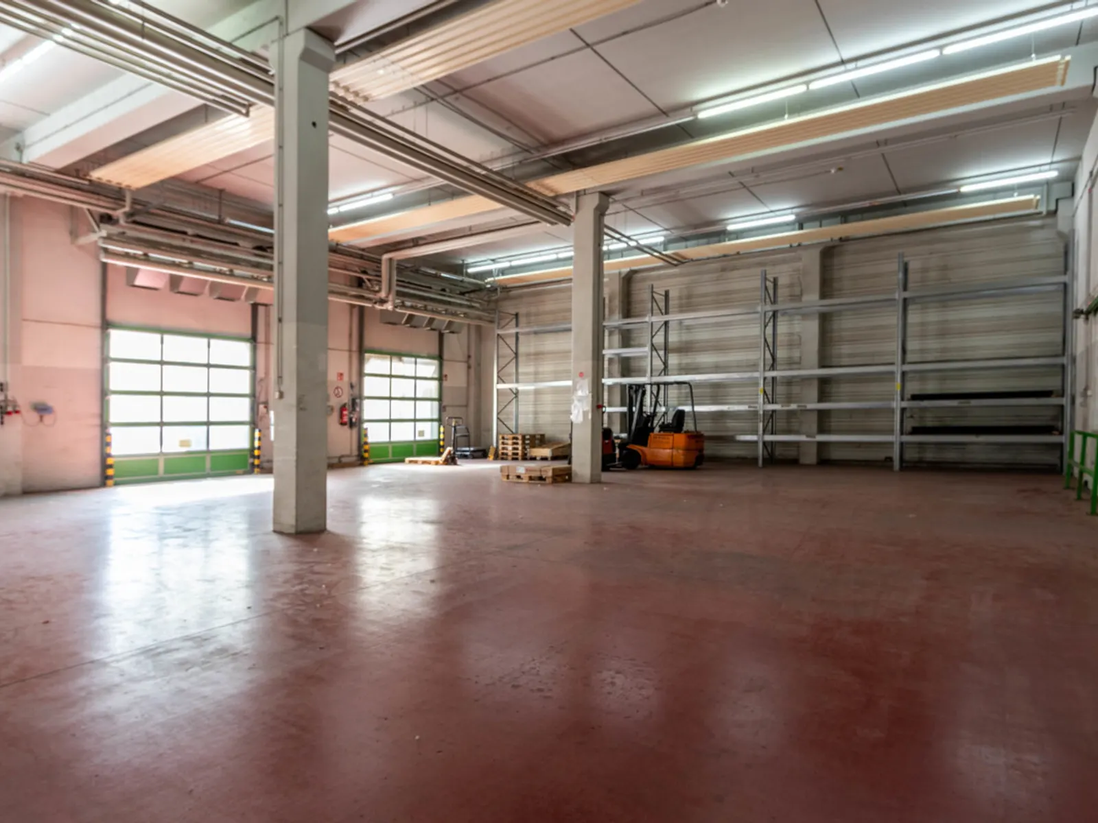 Geräumige Halle mit hervorragender Anbindung - Bild 2