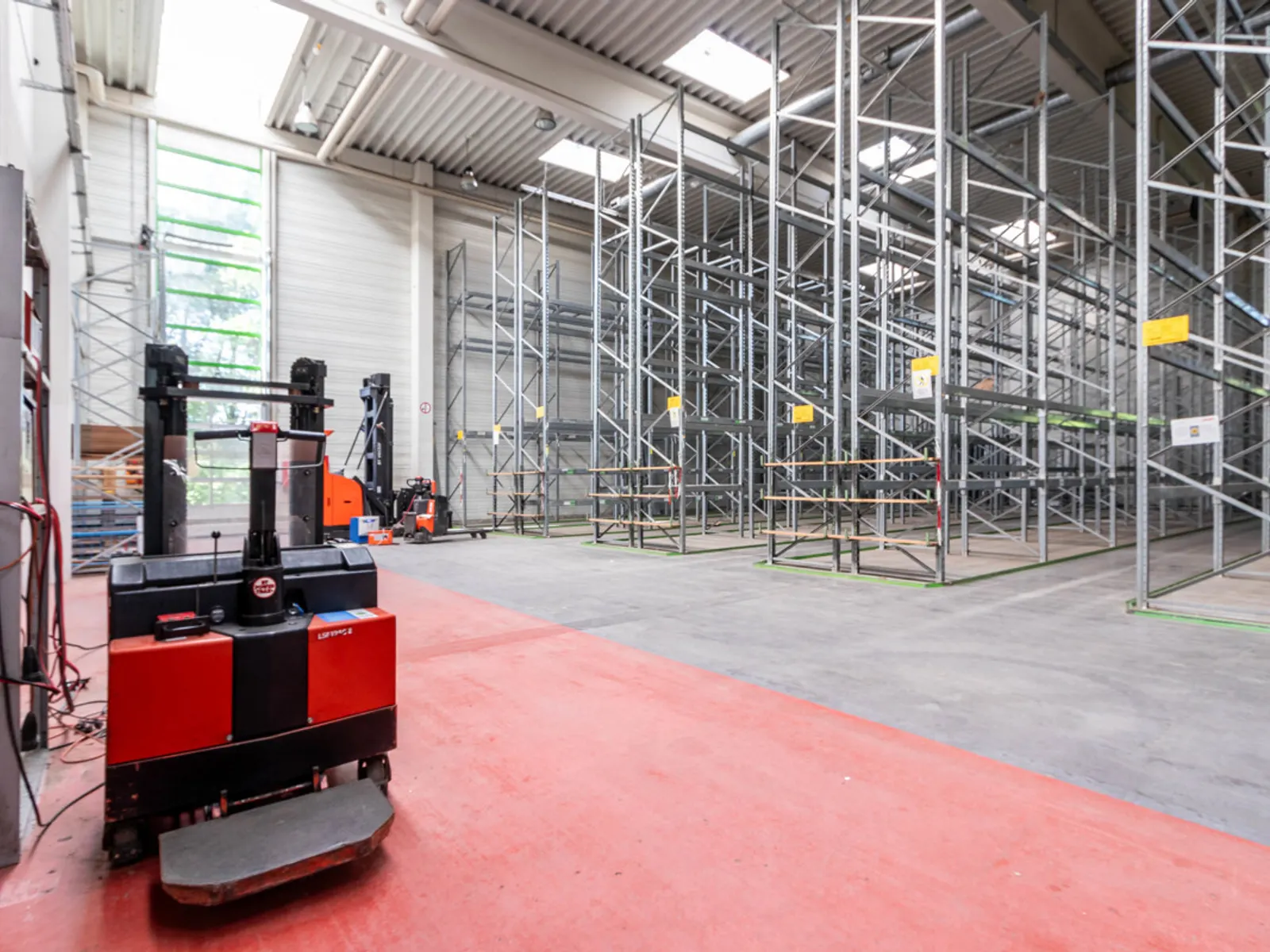 Geräumige Halle mit hervorragender Anbindung - Bild 3