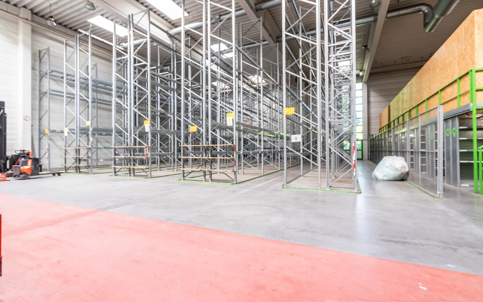Geräumige Halle mit hervorragender Anbindung - Bild 4