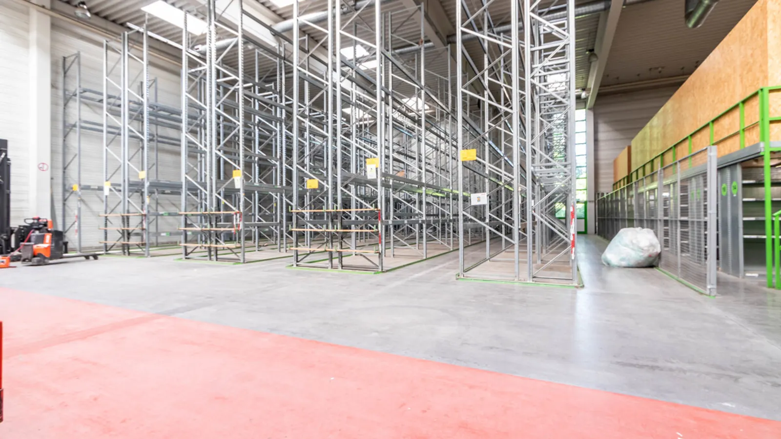 Geräumige Halle mit hervorragender Anbindung - Bild 4