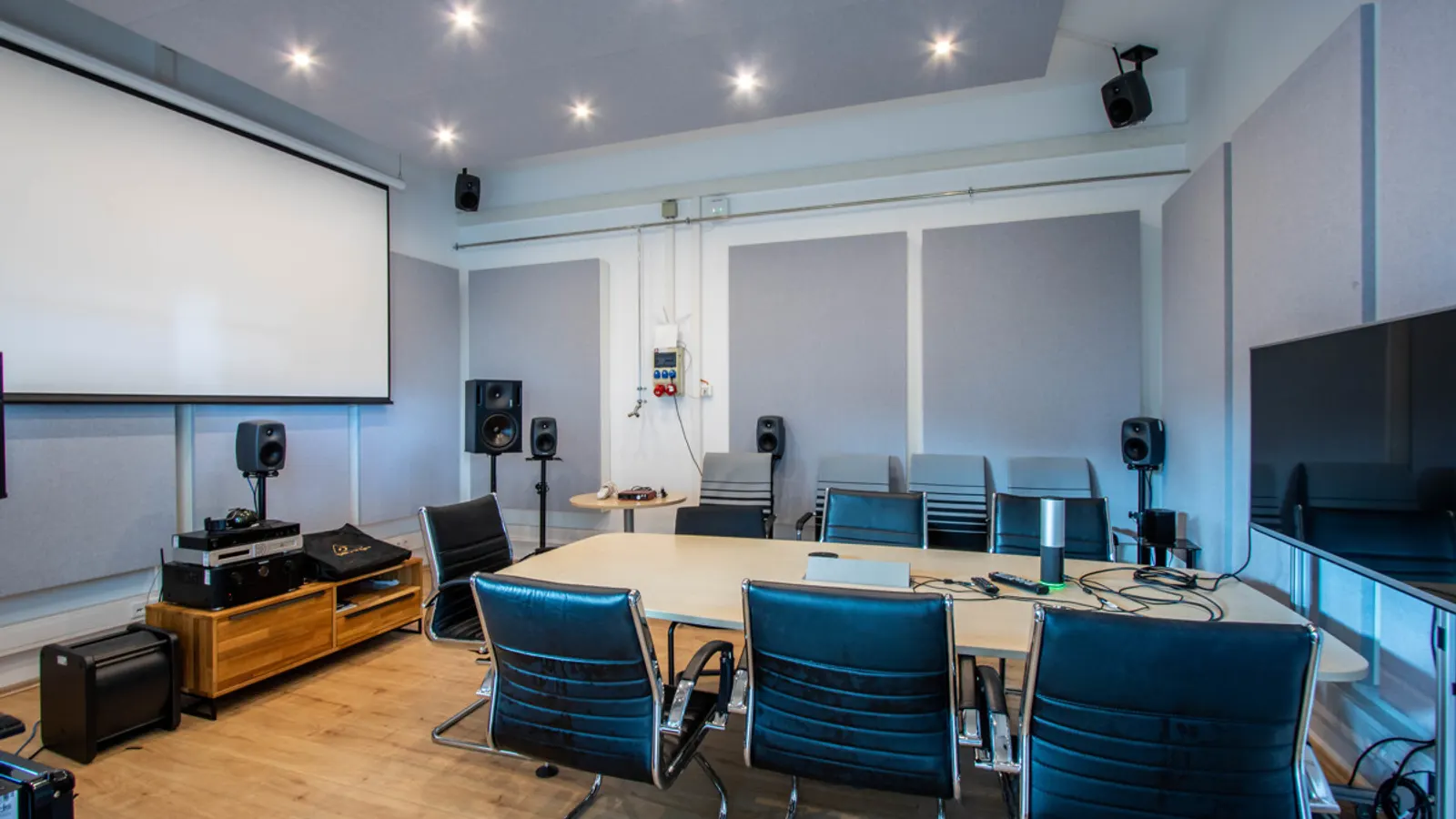 Attraktive Halle mit Bürofläche mit zahlreichen Stellplätzen in Gaimersheim! - Bild 3