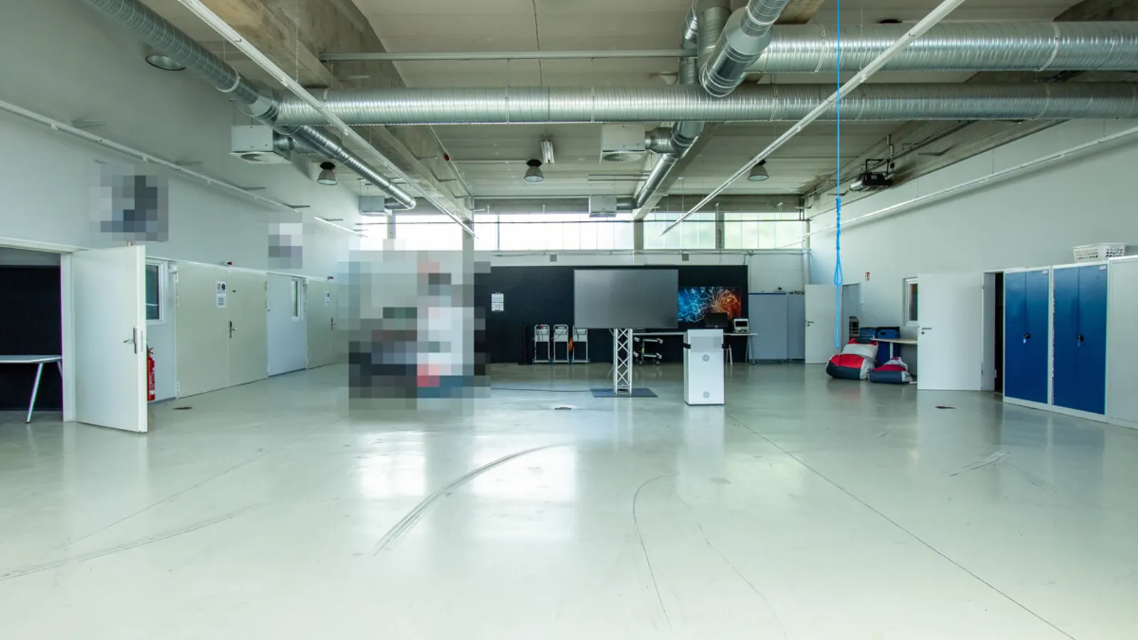 Attraktive Halle mit Bürofläche mit zahlreichen Stellplätzen in Gaimersheim! - Bild 1