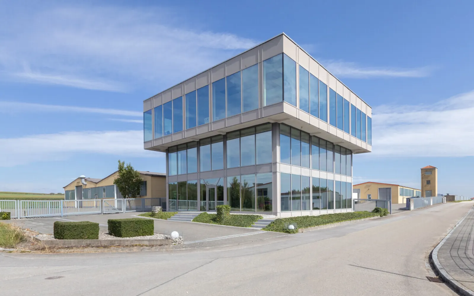 Ansprechendes Bürogebäude mit Halle in Nassenfels - Bild 3