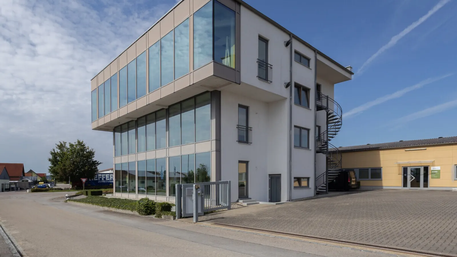 Ansprechendes Bürogebäude mit Halle in Nassenfels - Bild 1