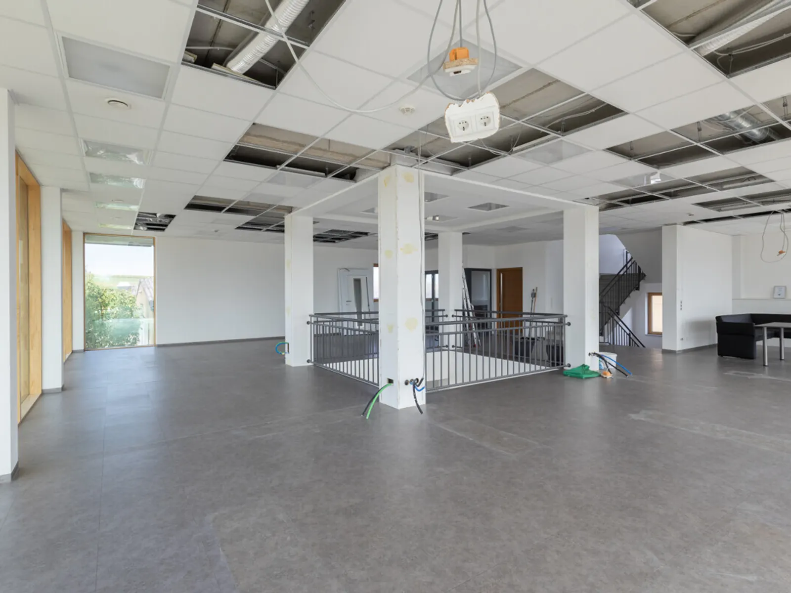 Ansprechendes Bürogebäude mit Halle in Nassenfels - Bild 8