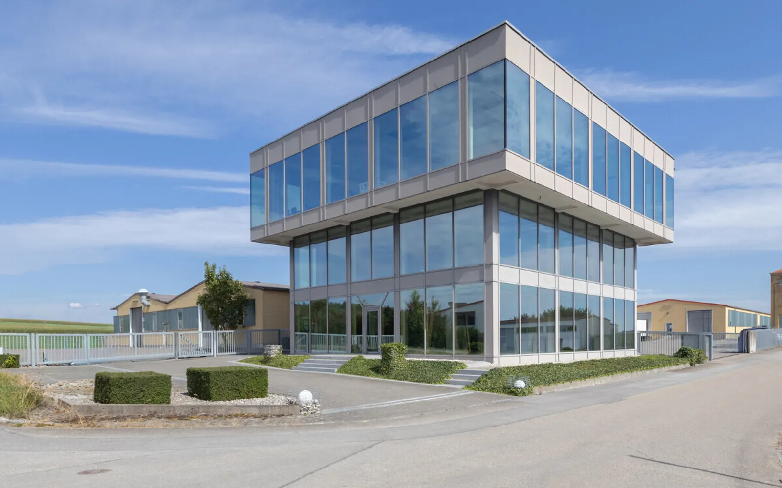 Ansprechendes Bürogebäude mit Halle in Nassenfels - Bild 2