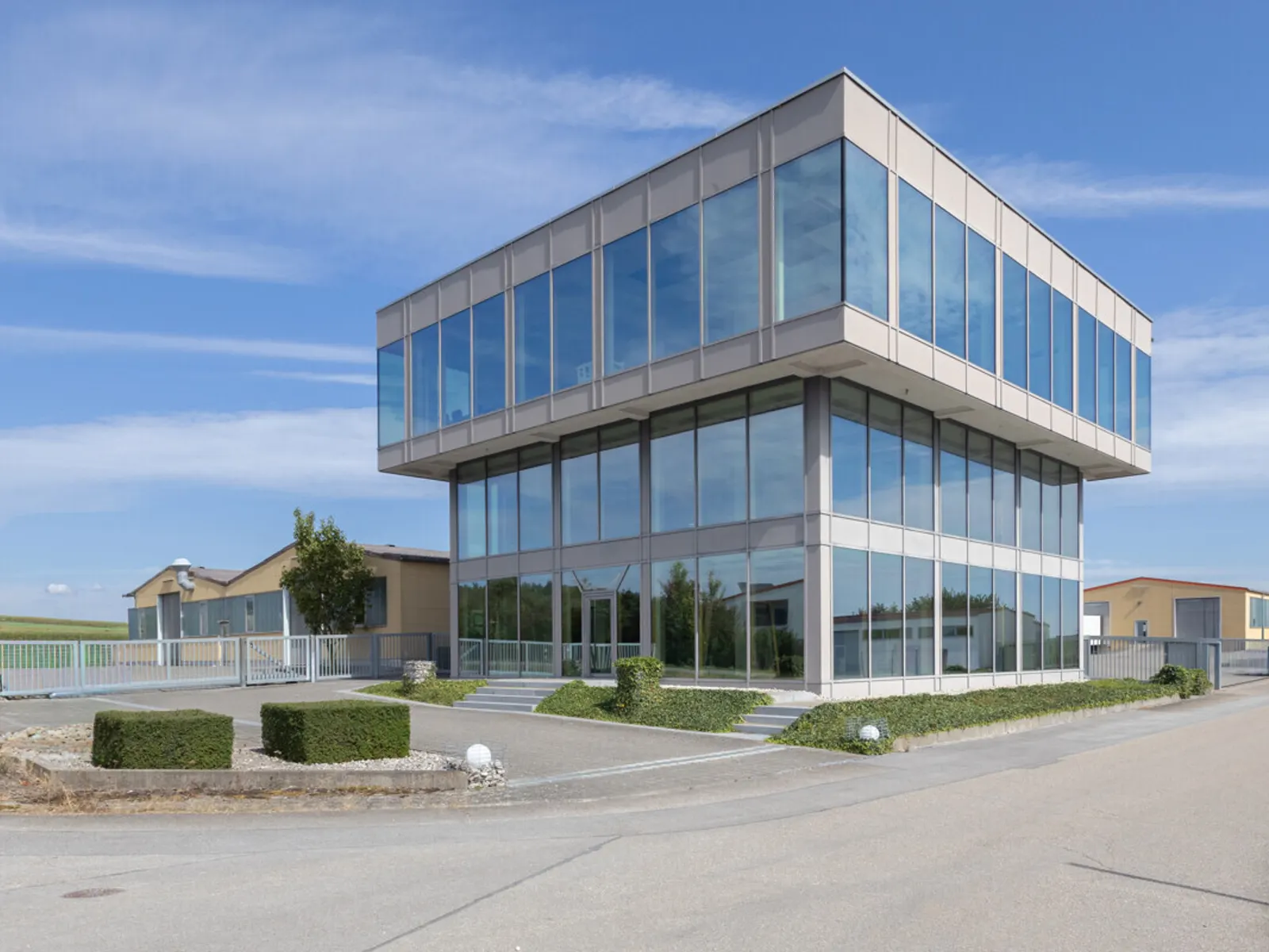 Ansprechendes Bürogebäude mit Halle in Nassenfels - Bild 2